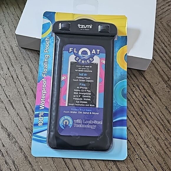 Waterproof floating pouch for phone NWT with lock seal technology - Picture 1 of 4